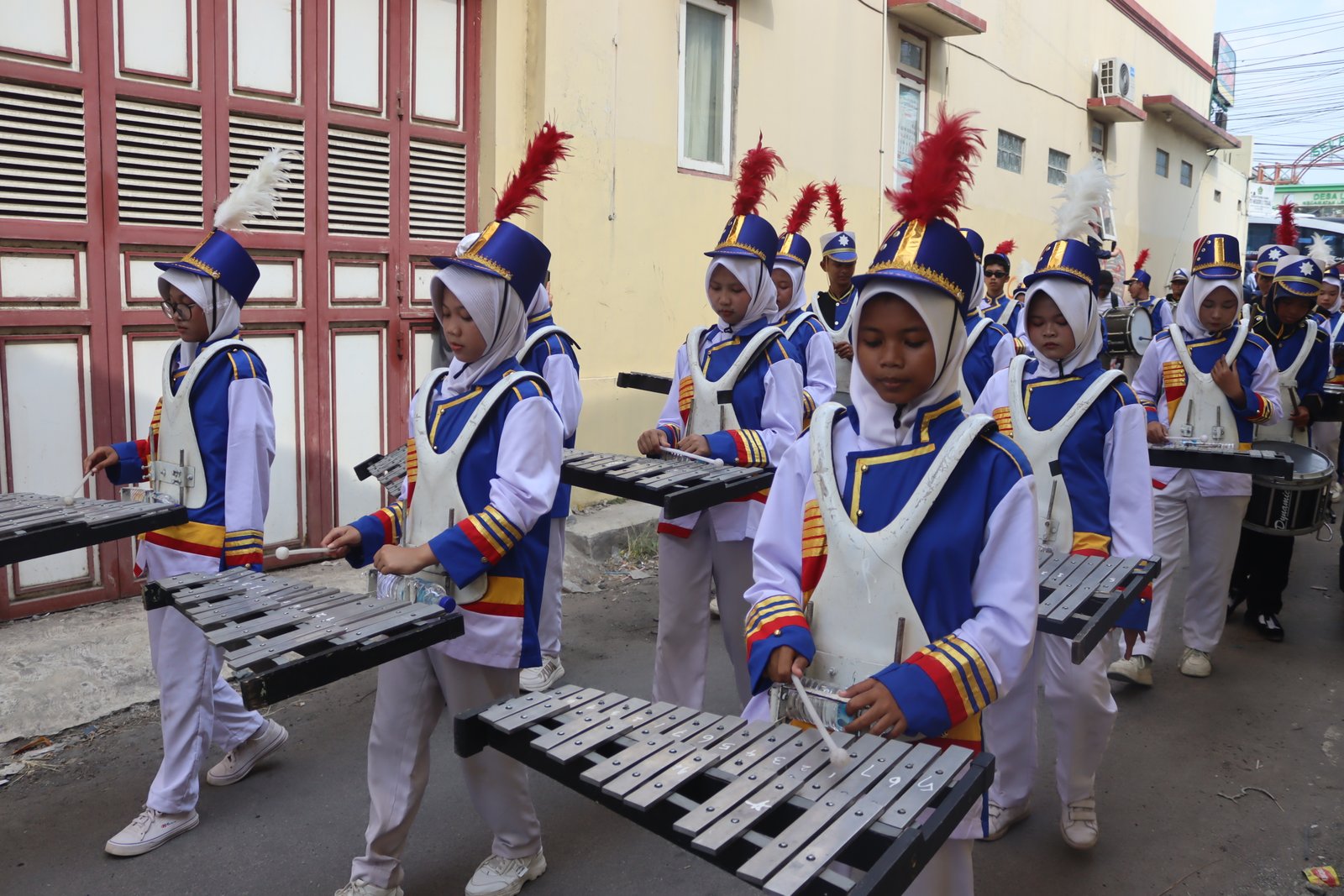 Mengikuti Kegiatan Karnaval 81Th