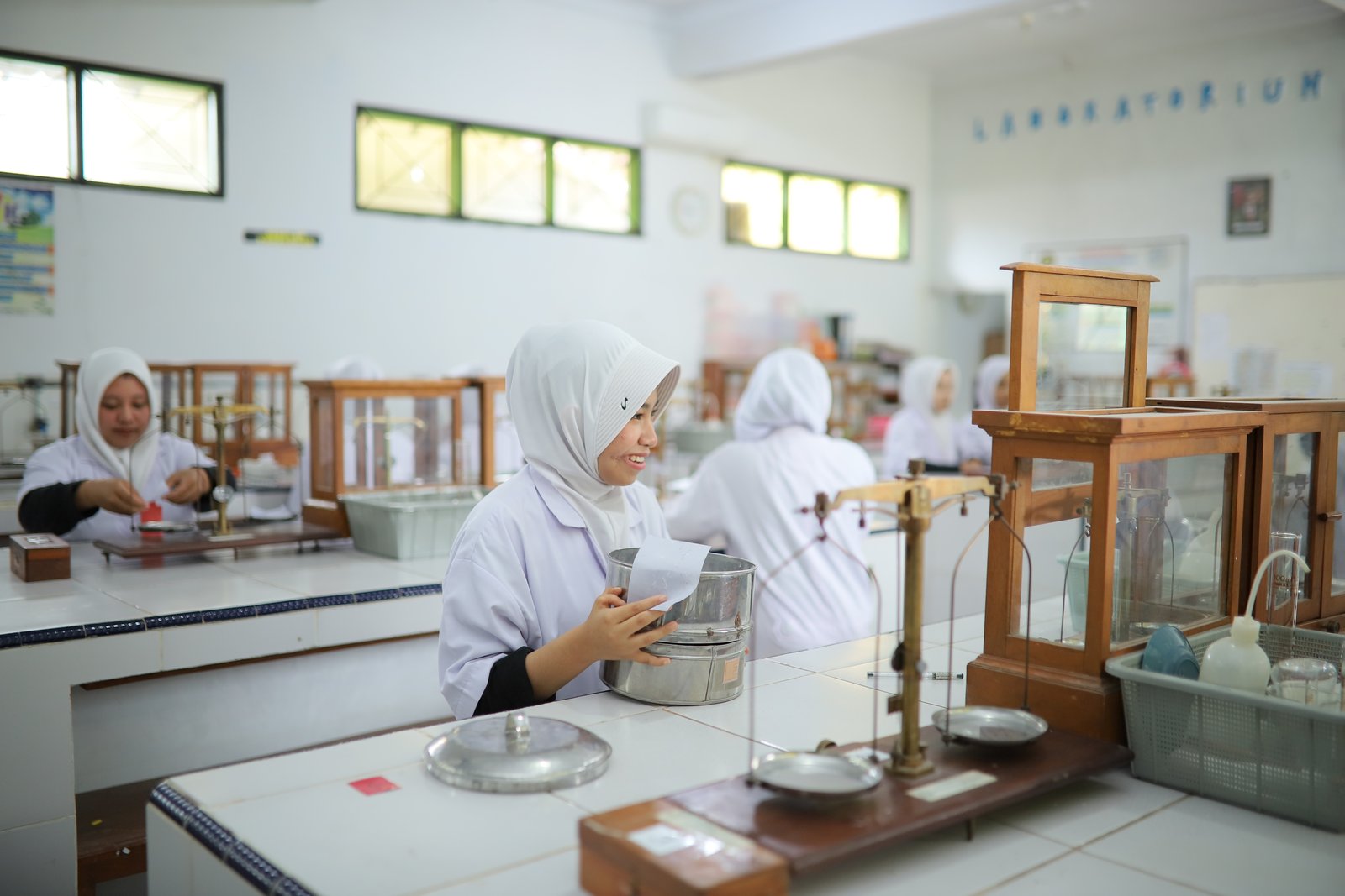 Praktif Siswa Teknologi Farmasi