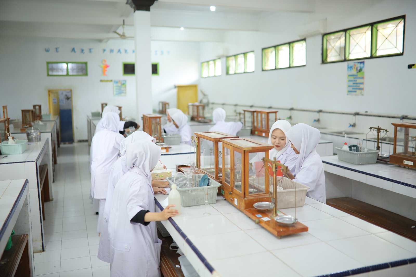 Praktik siswa Teknologi Farmasi