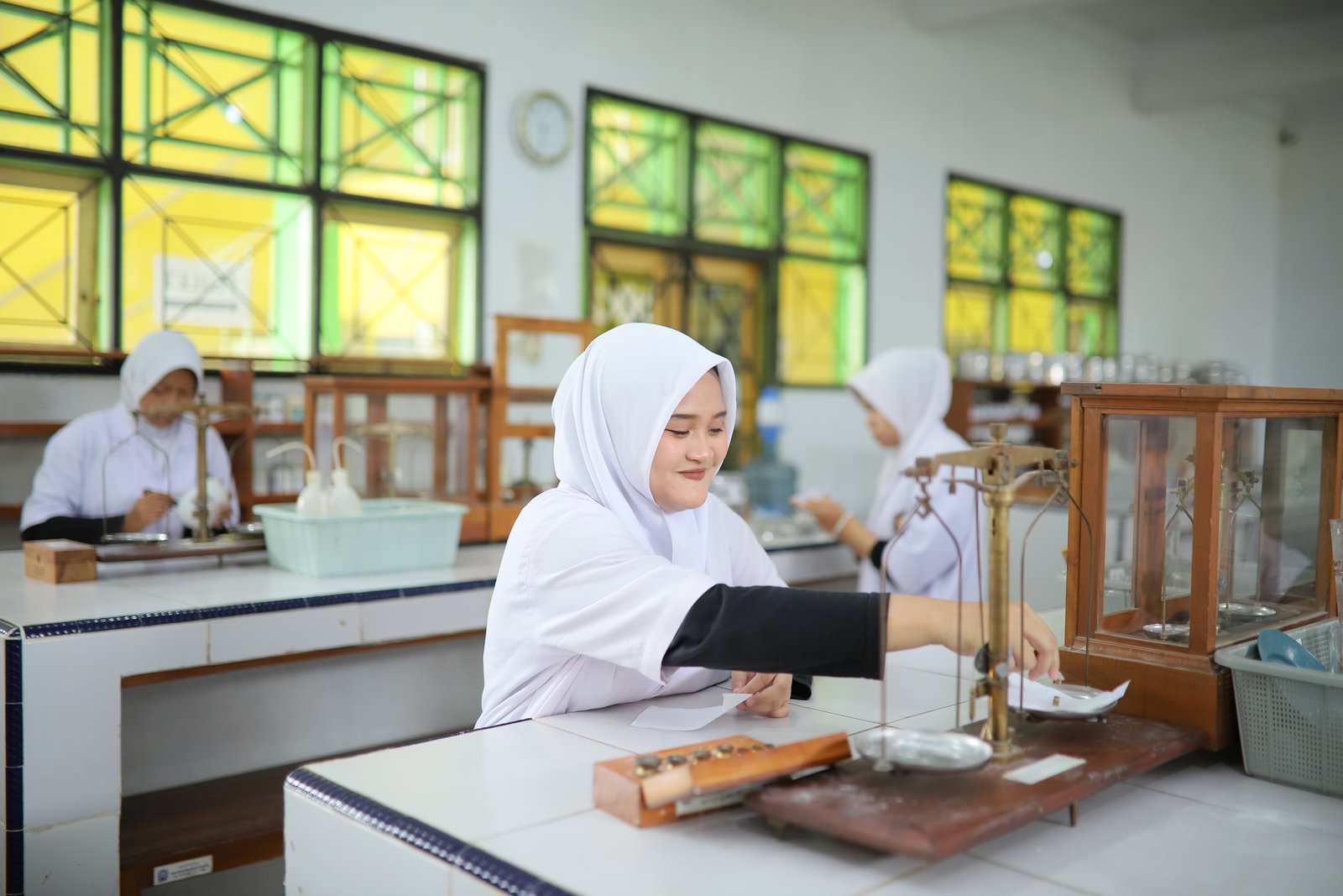 Praktik siswa Teknologi Farmasi