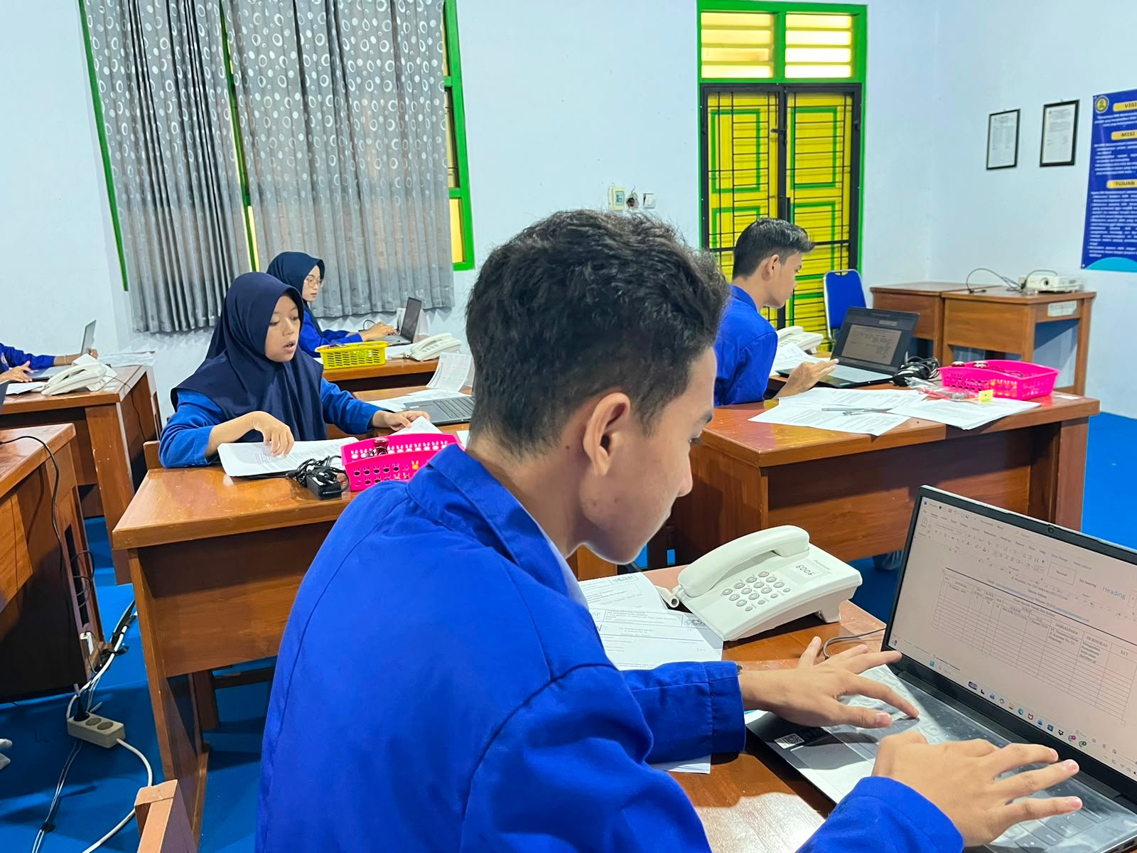Kegiatan Praktik di Lab. MPLB