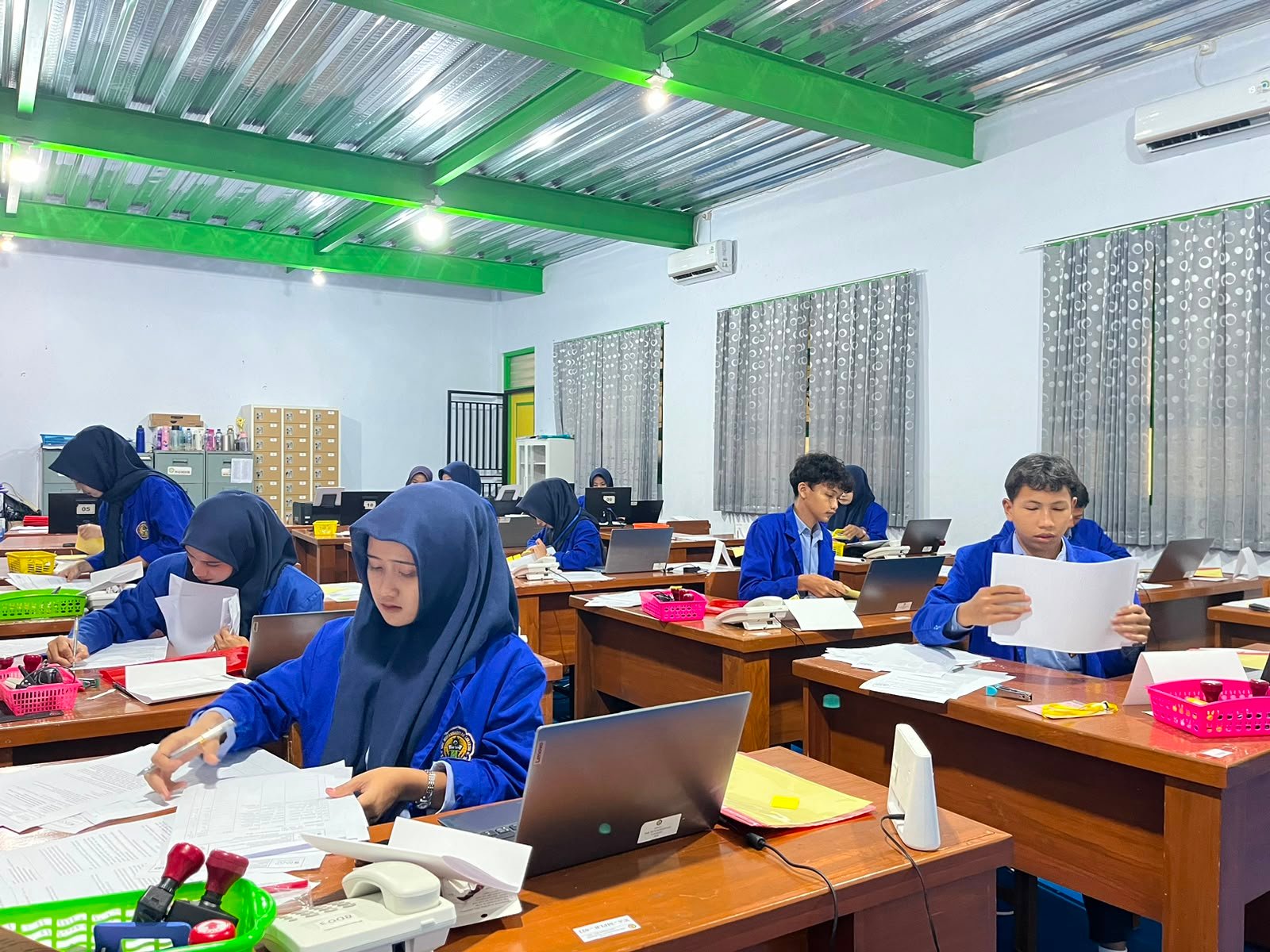 Kegiatan Praktik di Lab. MPLB